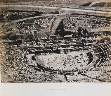 Πανοραμική άποψη του θεάτρου του Διονύσου στους πρόποδες της Ακρόπολης.