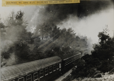 Ένα τρένο διερχόμενο μέσα από τις φλόγες