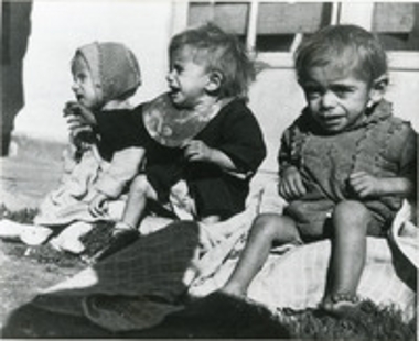 Φωτογραφία που απεικονίζει ρακένδυτα και υποσιτισμένα παιδιά, θύματα του λιμού που επικράτησε τον χειμώνα 1941-1942