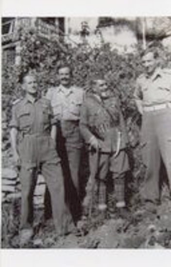 Ο Αντισμήναρχος Δημήτριος Μίχος με Άγγλους αξιωματικούς