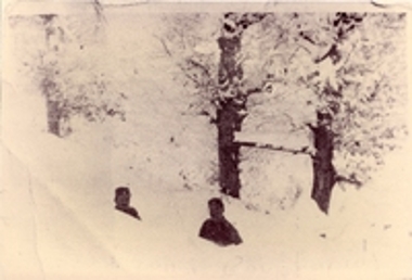 Στρατιώτες σε χιονισμένο χαράκωμα