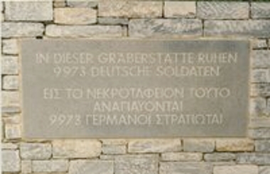 Η πινακίδα στο Γερμανικό στρατιωτικό νεκροταφείο Διονύσου - Ραπεντόζης 1939-1945