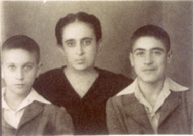 Η Παπαπολυχρονιου Ασημίνα  μαζί με τα παιδιά της Βύρων και Νίκο
