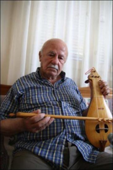 Ikaria Island (Agios Kirykos) 2008: The  amateur musician Giannis Manolis plays lyre