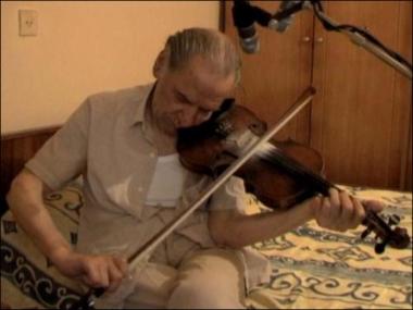 Ikaria Island (Agios Polikarpos) 2008: The musician Nikos Tseperkas plays the violin.