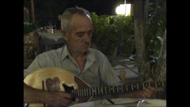 Σάμος  (Πυθαγόρειο), 2006: Ο Θρασύβουλος Σπαχής παίζει μπουζούκι