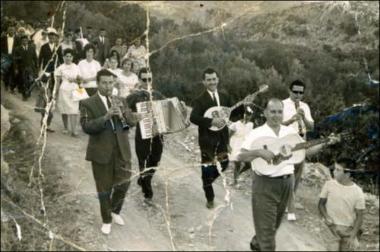 Χίος (Λαγκάδα), μέσα δεκαετίας 1960: Γαμήλια πομπή προς την εκκλησία