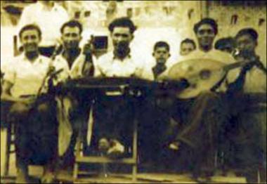 Chios Island, before 1948 : The musician Sotiris Louloudis plays zither