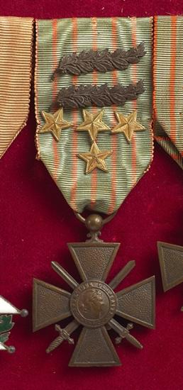 1914-18 War Cross, France, has two laurel branches and 4 stars. (G. Kondylis)