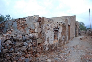 OIL PRESS OF PAPA MICHALIS ROUKOUNAKIS - ELISION OF OLIVES FOR THE PRODUCTION OF OIL