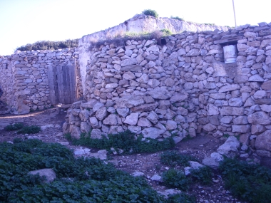 LIVESTOCK UNIT AND RESIDENCE - ANIMAL STABLE - RESIDENCE