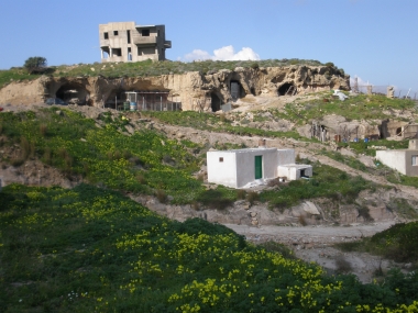 PADDOCKS IN THE CAVITIES OF KEFALOS