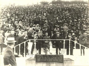 1920: Γιορτή στο Παναθηναϊκο Στάδιο με τον Ελ. Βενιζέλο και βασιλιά Αλέξανδρο και τον Θεμιστοκλή Σοφούλη