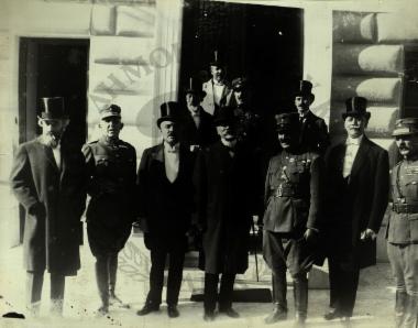 Ο Πωθυπουργός Γονατάς Σ. με στελέχη της Επαναστάσεως του 1922