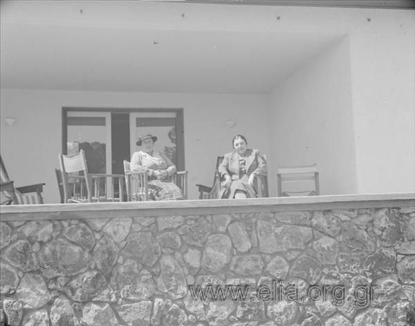 Iris Miliaraki with a woman on a veranda