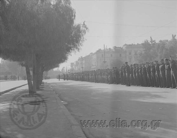 Απελευθέρωση, βρετανικά (;) στρατεύματα στην πλατεία Συντάγματος.