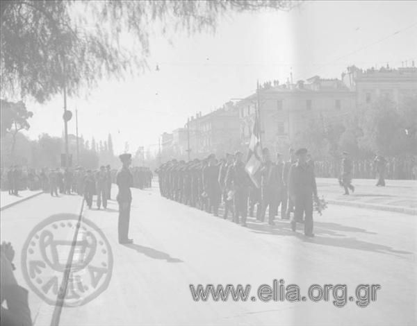 Απελευθέρωση: παρέλαση στρατευμάτων στο Σύνταγμα.