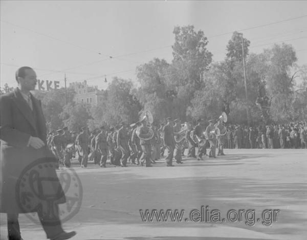 Απελευθέρωση: παρέλαση στρατευμάτων στο Σύνταγμα. Η Στρατιωτική Μουσική.