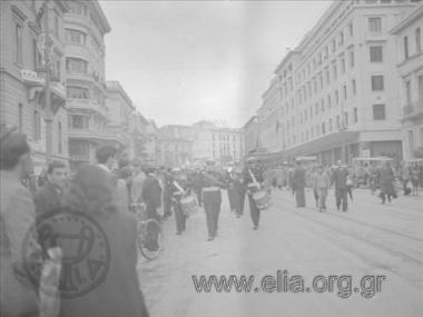 Απελευθέρωση. Οδός Πανεπιστημίου. Παρέλαση μπάντας.