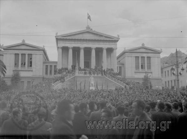 Απελευθέρωση, πλήθος συγκεντρωμένο στην Εθνική Βιβλιοθήκη.