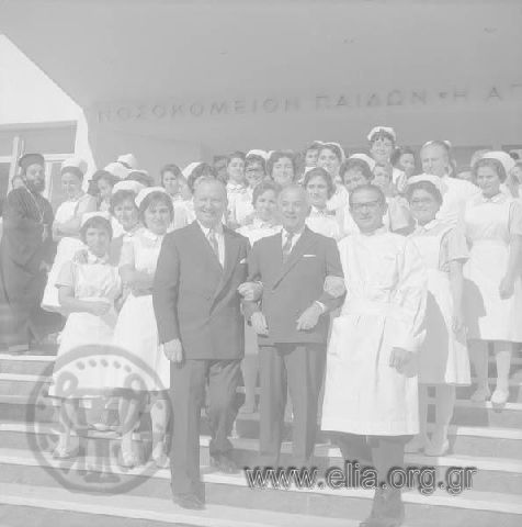 December 3, from the inauguration ceremony of the Agia Sofia General Children's Hospital in the presence of Queen Freideriki. Commemorative photograph of the personnel.