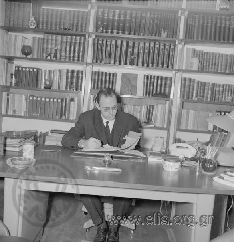 Ο Γεώργιος Φουντεδάκης στο γραφείο του.