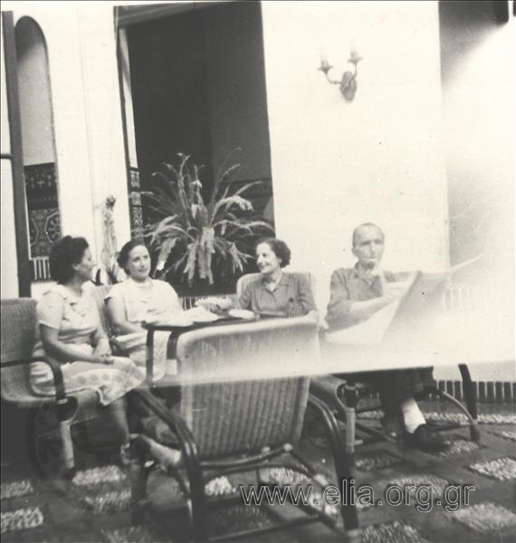 Ο Νίκος και η Ελένη Καζαντζάκη με τις αδελφές Yvonne Metral και Lucienne Fleury στο ξενοδοχείο Cuatro Naciones, Σεπτέμβριος.