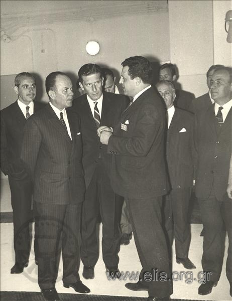 Ο Γεώργιος Παπαδόπουλος με τη συνοδεία του σε επίσκεψη.