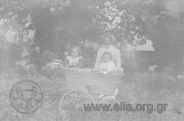 Ο Δημήτρης Παπαβασιλείου και μωρό σε καροτσάκι στην εξοχή.