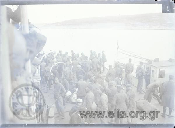 Ανταλλαγή αιχμαλώτων: άφιξη απελευθερωμένων Ελλήνων στρατιωτών στο λοιμοκαθαρτήριο του Αγίου Γεωργίου.