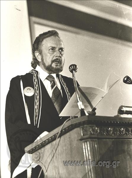 Ο Γιάννης Ρίτσος (1909-1990) εκφωνεί λόγο στο Πανεπιστήμιο.