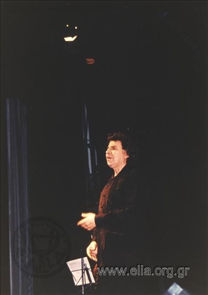 Mikis Theodorakis conducting