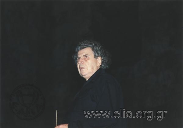 Mikis Theodorakis conducting