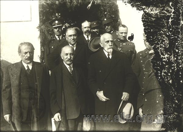 Panagis Tsaldaris with the member of his governmet, Navy Minister Alexandros Chatzikyriakos and Military Minister Georgios Kondylis.