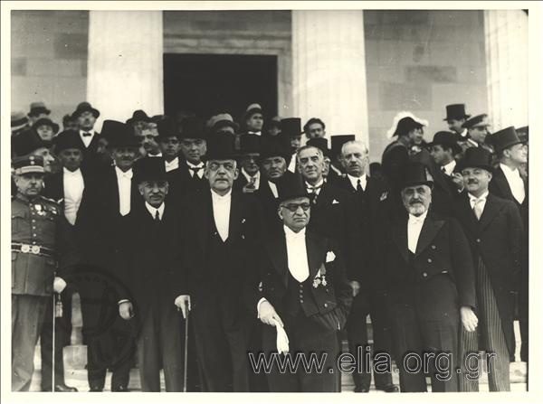Ο Παναγής Τσαλδάρης, ο Κωνσταντίνος Δεμερτζής και πολιτικοί στην είσοδο της Βουλής, πιθανόν κατά την έναρξη των εργασιών της Βουλής, 6 Μαρτίου 1936.