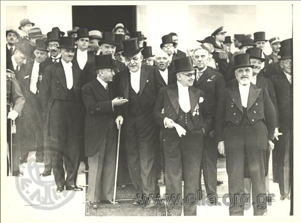 Ο Παναγής Τσαλδάρης, ο Κωνσταντίνος Δεμερτζής και πολιτικοί στην είσοδο της Βουλής, πιθανόν κατά την έναρξη των εργασιών της Βουλής, 6 Μαρτίου 1936.