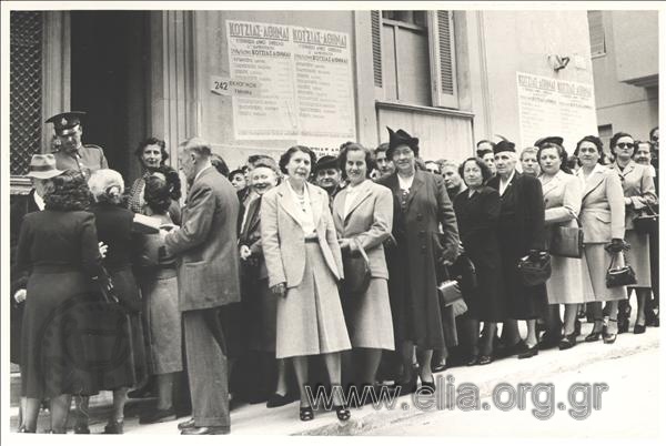 Πρώτη συμμετοχή γυναικών στην εκλογική διαδικασία, εκλογικό τμήμα Κολωνακίου.