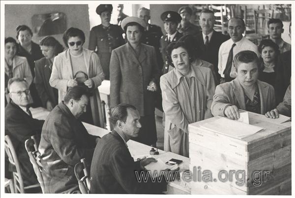 Πρώτη συμμετοχή γυναικών στην εκλογική διαδικασία (δημοτικές εκλογές).