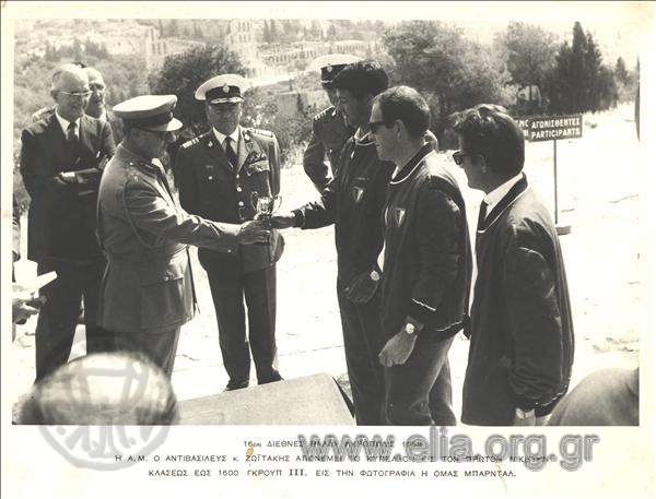 Regent G. Zoïtakis awarding a cup to the winners of the 16th International Akropolis Rally (Bardal group, class 1600 or less, group III)