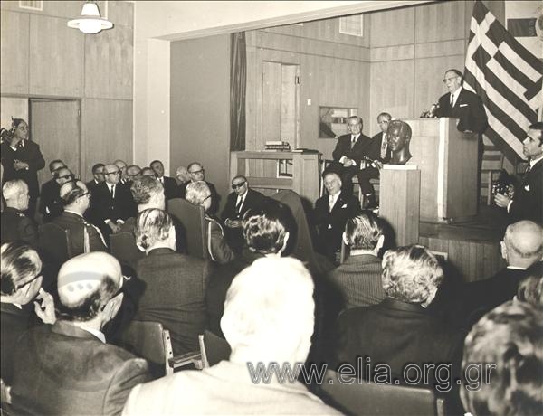 Regent G. Zoïtakis at the unveiling of a bust