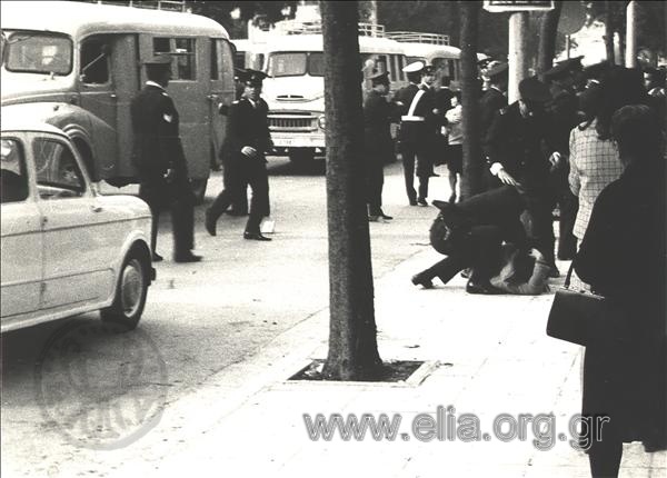 Σύλληψη άνδρα από αστυνομικούς, Χούντα.