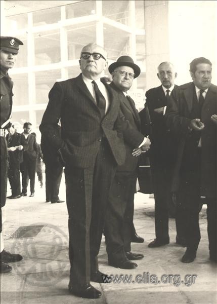 Ο Γεώργιος Μαύρος και ο Δημήτριος Παπασπύρου έξω από το στρατοδικείο στη δίκη της Δημοκρατικής Άμυνας.