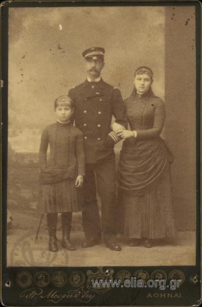 King Georgios  I with his daughters Maria (left) and Alexandra