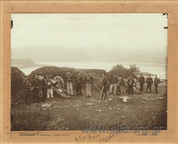 Soldiers of the Artillery getting ready for firing.