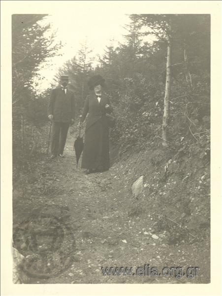 The father of Nikolas Kalas (1907-1988), Ioannis with a woman in the park.