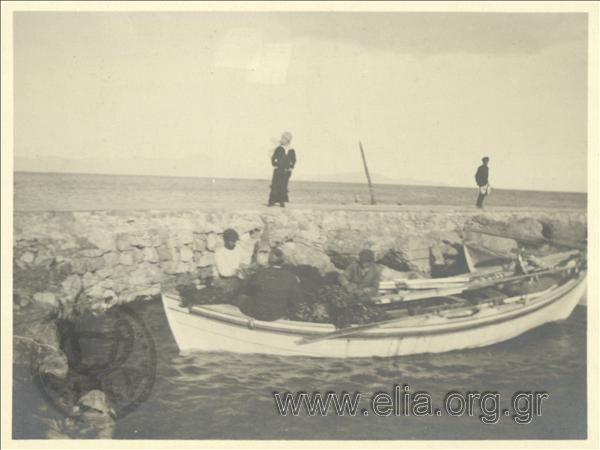 Γυναίκα δίπλα στη θάλασσα και ψαράδες,  Ραφήνα.