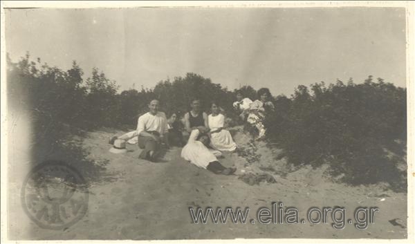 Παρέα σε παραλία του νησιού.