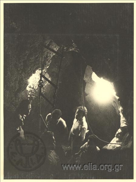 Σπήλαιο Της Νύφης Καλυβίων Κουβαρά, εργάτες.