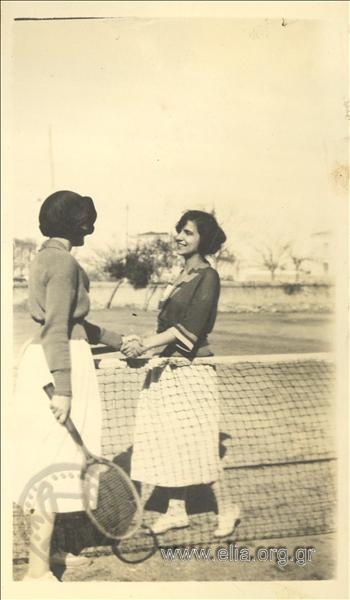 Δύο κορίτσια σε γήπεδο τένις.