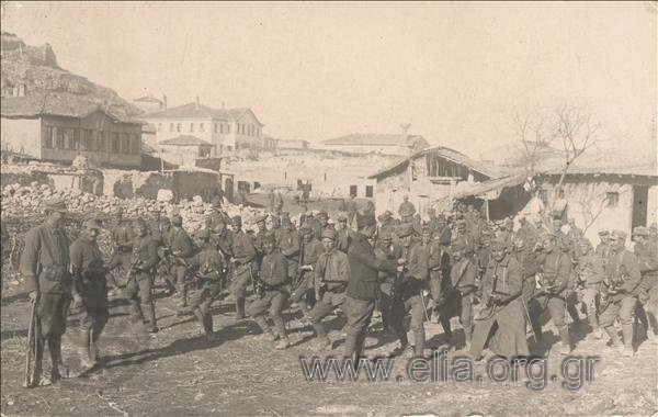 Στιγμιότυπο από στρατιωτική άσκηση σε ανοιχτό χώρο ανάμεσα σε σπίτια.